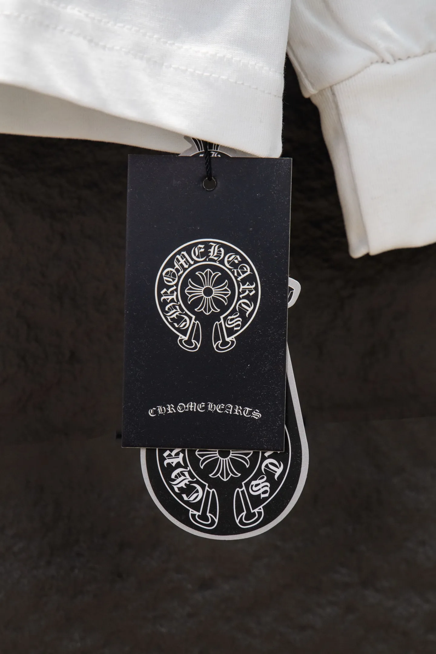 P230 🆕Chrome Hearts os version is really charming and the Crow style is really unique. Each season’s new version is made to the extreme. It is very practical and can be worn casually✔️ - ⚠️100% cotton. It is made of 21 double yarns, 300g weight fabric and imported knitted carded cotton. It has moderate thickness, drape and contour, and the upper body is comfortable! ! It is very tolerant to fat body types and can instantly lose five pounds after wearing it!  Front panel # Back panel Neckline Silicone elements # Imported silicone technology using advanced technology. The body is treated with silicone elements, which greatly increases the interest of the clothing; unique visual effects. After special fraying effect treatment, a unique distressed effect is formed. An irregular hem is added to the version. This year, Crow Heart is focusing on the version. In the past two years, the oversize version has become the focus of the trend. It has also been a popular staple in the past two years. The change of designers has made this brand an instant hit. The progressive fashion of the times also needs the blood impact of fresh elements and trendy designs in order to continue its glory! It’s stylish both inside and outside, a must-have for high street travel! An absolute "eye-catching style" that can match couples 💏 Color: Black White Size: S M L XL